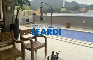 Imagem: A casa em condomínio possui 4 Dormitórios, 4 Banheiros, 4