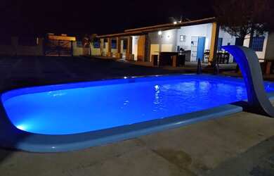 Imagem: A casa possui 4 Dormitórios, Acomodam 30 pessoas, 3 Vagas na