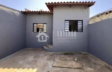 Imagem: A casa possui 2 Dormitórios, 2 Banheiros, 2 Vagas na garagem