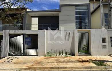 Imagem: A casa possui 3 Dormitórios, 3 Banheiros, 2 Vagas na garagem