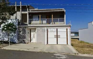 Imagem: A casa possui 3 Dormitórios, 1 Banheiro, 2 Vagas na garagem