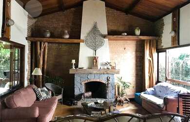 Imagem: A casa possui 3 Dormitórios, 4 Banheiros, 5 Vagas na garagem