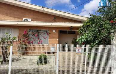 Imagem: A casa possui 4 Dormitórios, 2 Banheiros, 1 Vaga na garagem