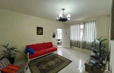 Imagem: A casa possui 3 Dormitórios, 2 Banheiros, 2 Vagas na garagem