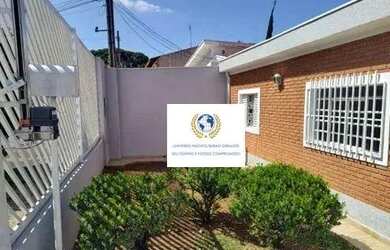 Imagem: A casa possui 4 Dormitórios, 3 Banheiros, 2 Vagas na garagem