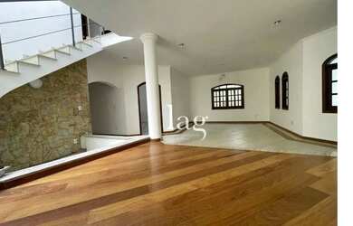 Imagem: A casa em condomínio possui 4 Dormitórios, 5 Banheiros, 4