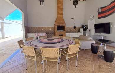 Imagem: A casa possui 3 Dormitórios, 4 Banheiros, 5 Vagas na garagem