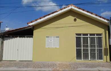 Imagem: A casa possui 2 Dormitórios, 1 Banheiro, 3 Vagas na garagem