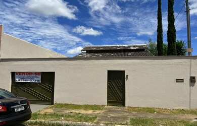 Imagem: A casa possui 3 Dormitórios, 2 Banheiros, 4 Vagas na garagem