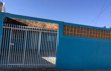 Imagem: A casa possui 3 Dormitórios, 1 Banheiro e está localizado