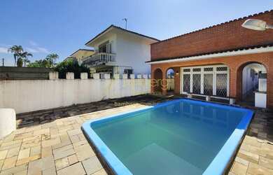 Imagem: A casa possui 4 Dormitórios, 4 Banheiros, 4 Vagas na garagem