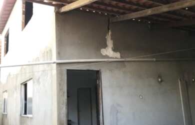 Imagem: A casa possui 5 Dormitórios, 2 Banheiros, 2 Vagas na garagem