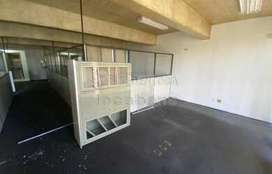 Imagem: O depósito possui 196m² de Área e está localizado em Centro