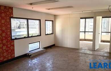 Imagem: O depósito possui 2 Vagas na garagem e 75m² de Área e está