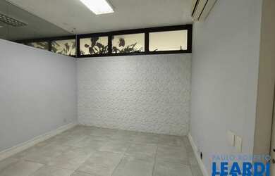 Imagem: O depósito possui 3 Vagas na garagem, 200m² de Área e está