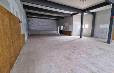 Imagem: O depósito possui 4 Vagas na garagem, 550m² de Área e está