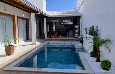 Imagem: A casa possui 5 Dormitórios, 5 Banheiros, 3 Vagas na garagem