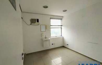 Imagem: O depósito possui 1 Vaga na garagem, 145m² de Área e está