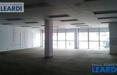 Imagem: O depósito possui 2 Vagas na garagem, 370m² de Área e está