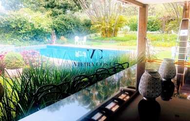 Imagem: A casa possui 4 Dormitórios, 5 Banheiros, 2 Vagas na garagem