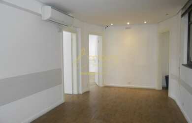 Imagem: O depósito possui 1 Vaga na garagem, 303m² de Área e está