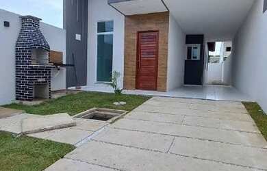 Imagem: A casa possui 3 Dormitórios, 2 Banheiros, 2 Vagas na garagem