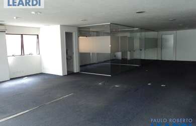 Imagem: O depósito para alugar possui 3 Vagas na garagem e 128m² de