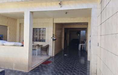 Imagem: A casa possui 4 Dormitórios, 3 Banheiros, 3 Vagas na garagem