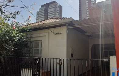 Imagem: A casa possui 2 Dormitórios, 1 Banheiro, 2 Vagas na garagem