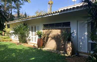 Imagem: A casa possui 4 Dormitórios, 4 Banheiros, 5 Vagas na garagem