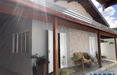 Imagem: A casa possui 3 Dormitórios, 2 Banheiros, 3 Vagas na garagem