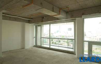 Imagem: O depósito possui 2 Vagas na garagem, 83m² de Área e está