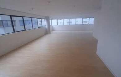 Imagem: O depósito possui 4 Vagas na garagem, 128m² de Área e está