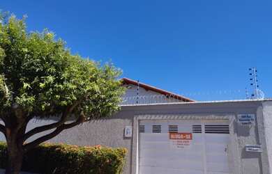 Imagem: A casa possui 4 Dormitórios, 3 Banheiros, 3 Vagas na garagem