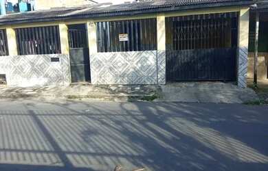 Imagem: A casa possui 2 Dormitórios, 1 Banheiro, 1 Vaga na garagem