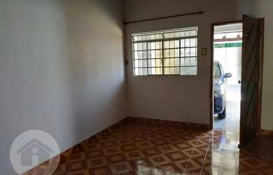 Imagem: A casa possui 3 Dormitórios, 1 Banheiro, 2 Vagas na garagem