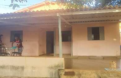 Imagem: A casa possui 3 Dormitórios, 3 Banheiros, 2 Vagas na garagem