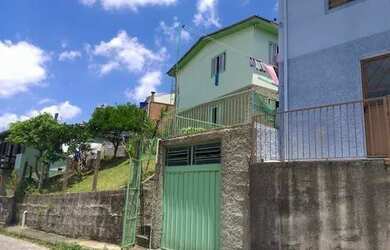 Imagem: A casa possui 5 Dormitórios, 3 Banheiros e 190m² de Área