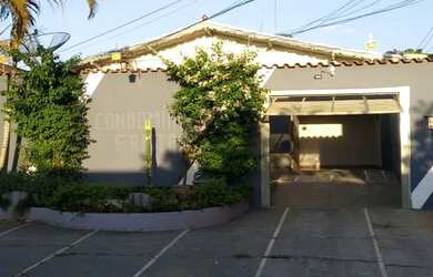 Imagem: A casa possui 3 Dormitórios, 4 Banheiros, 2 Vagas na garagem