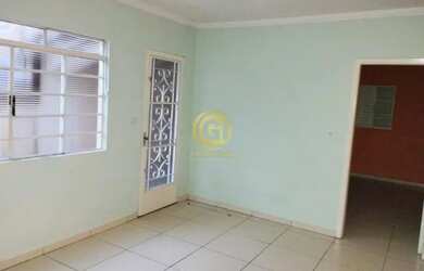 Imagem: A casa possui 3 Dormitórios, 1 Banheiro, 2 Vagas na garagem