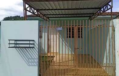 Imagem: A casa possui 2 Dormitórios, 1 Banheiro, 1 Vaga na garagem