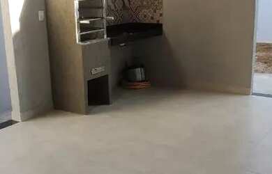 Imagem: A casa possui 3 Dormitórios, 2 Banheiros, 2 Vagas na garagem