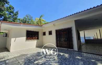 Imagem: A casa possui 3 Dormitórios, 2 Banheiros, 3 Vagas na garagem