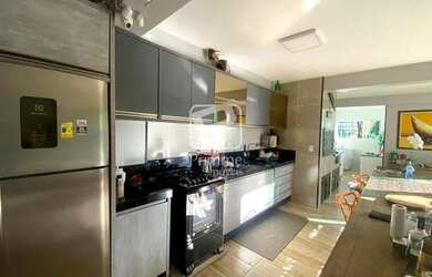 Imagem: A casa possui 3 Dormitórios, 2 Banheiros, 2 Vagas na garagem