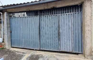 Imagem: A casa possui 3 Dormitórios, 2 Banheiros, 1 Vaga na garagem