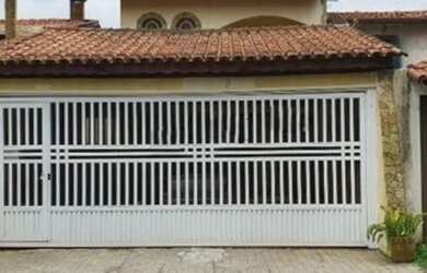 Imagem: A casa possui 3 Dormitórios, 1 Banheiro, 2 Vagas na garagem