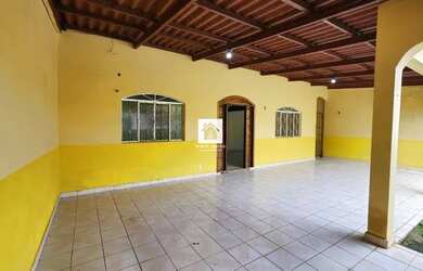 Imagem: A casa possui 3 Dormitórios, 3 Banheiros, 4 Vagas na garagem