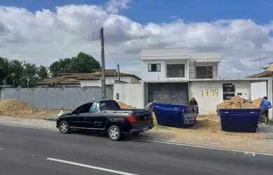 Imagem: A casa possui 4 Dormitórios, 4 Banheiros, 5 Vagas na garagem