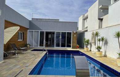 Imagem: A casa possui 3 Dormitórios, 4 Banheiros, 5 Vagas na garagem