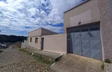 Imagem: A casa possui 2 Dormitórios, 1 Banheiro, 1 Vaga na garagem